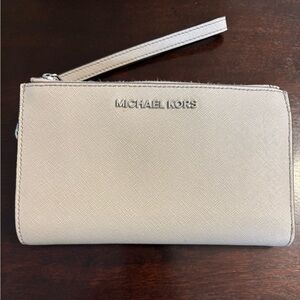 Michael Kors Jet Set Travel smartphone wristlet wallet